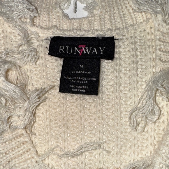 Chicwish Women's Frayed‎ Hem V-Neck Sweater - Cream, Gray, Green, Pink - Picture 2 of 4